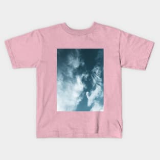 The sky: playful clouds Kids T-Shirt